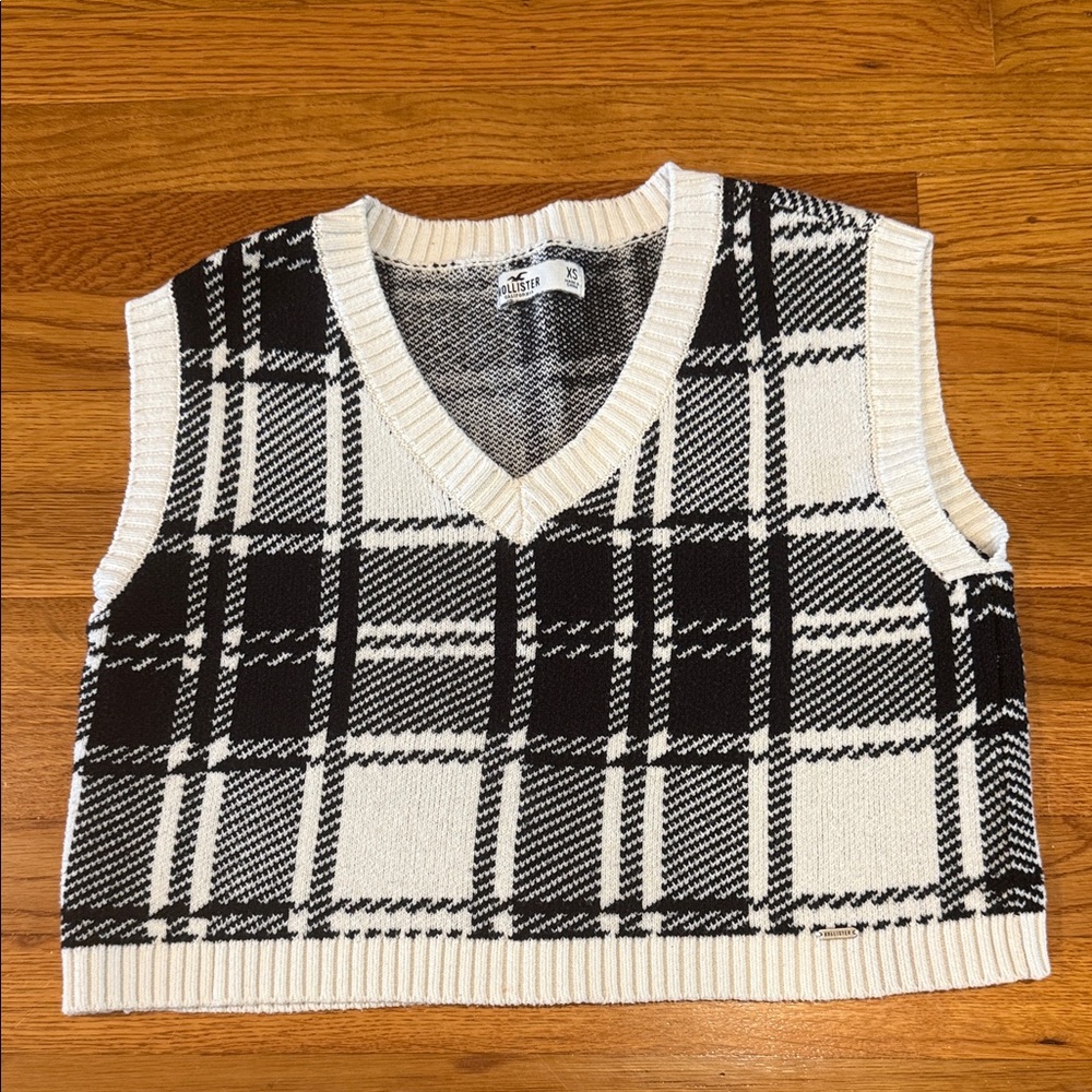 Cute cropped Hollister Black and Cream Knit Sweater Vest. Can fit XS-M